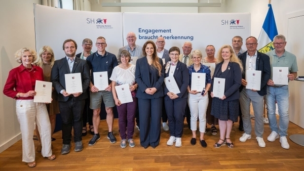 Geehrte mit ihren Urkunden bei der Verleihung der Sportverdienstnadel Schleswig-Holstein
